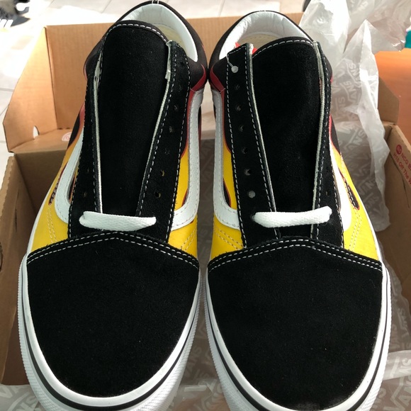 BRAND NEW - (Flame) Black/True White Old Skool - Picture 4 of 8